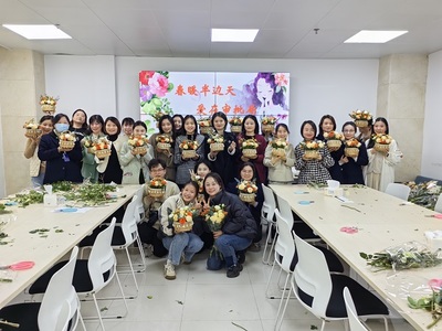 天心區(qū)行政審批服務(wù)局舉辦“春暖半邊天，愛(ài)在審批局”職工花藝沙龍，以花為媒凝聚團(tuán)隊(duì)力量